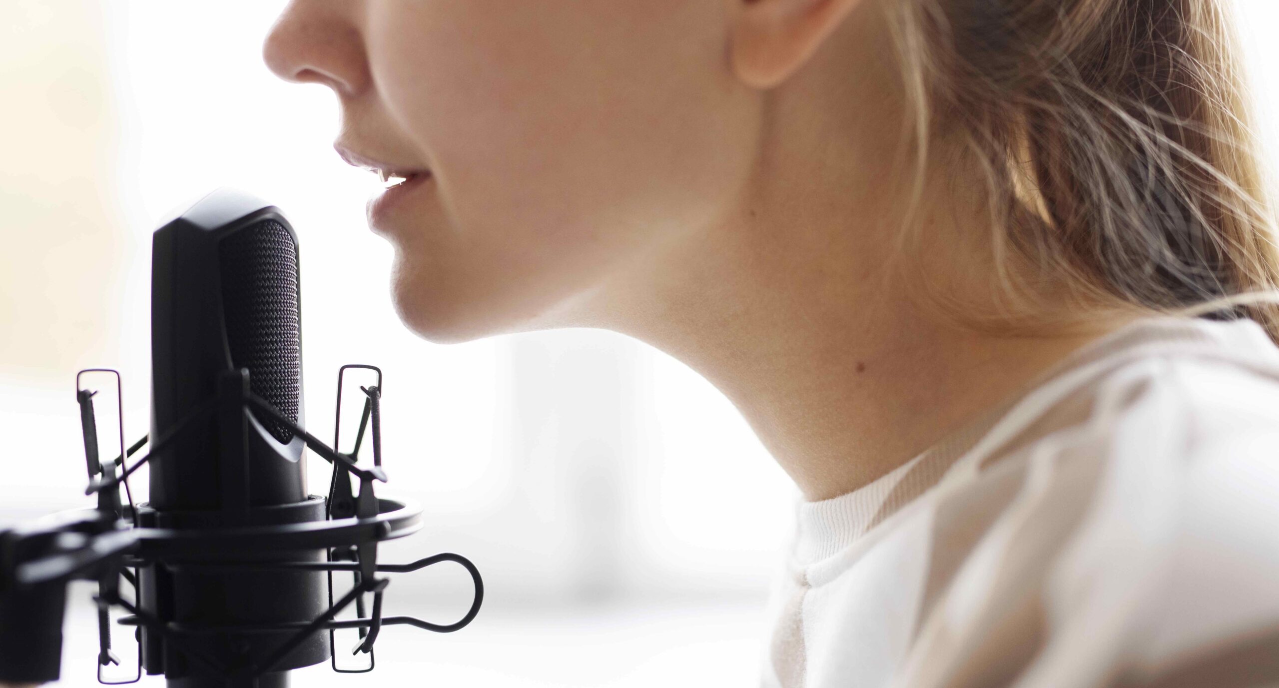 close-up-woman-with-microphone
